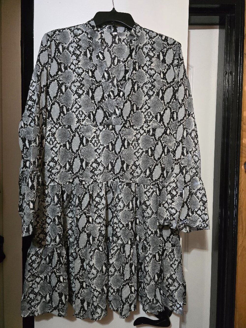 Shein Women’s Black & White V-neck Snake Printed Tiered Midi Dress W Belt - XL